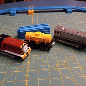 TOMY Engine Salty, Dennis with oil car